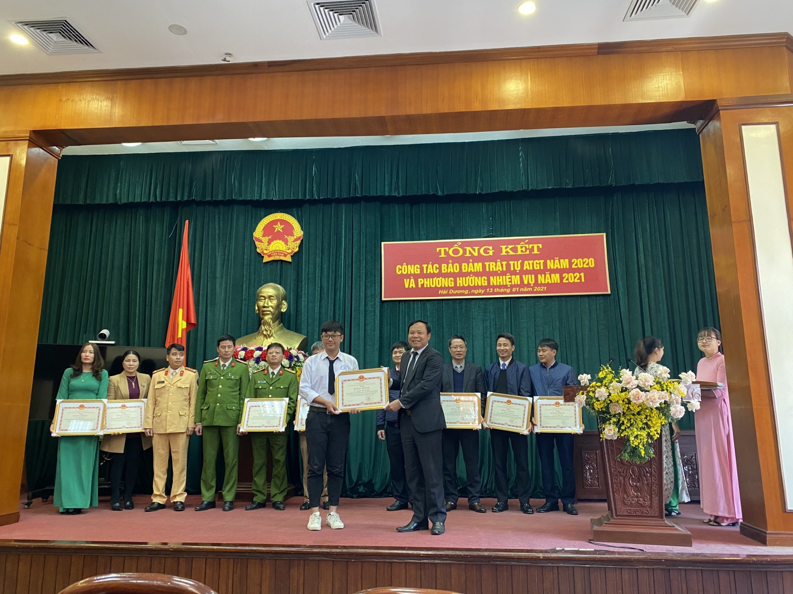 Em Phạm Trường Minh trường THPT chuyên Nguyễn Trãi vinh dự được chủ tịch UBND tỉnh Hải Dương tặng bằng khen